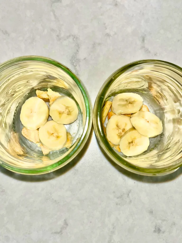 Layering the cookies then the banana slices in two mason jars.